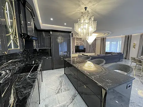 Satılır 5 otaqlı mənzil 213 m²