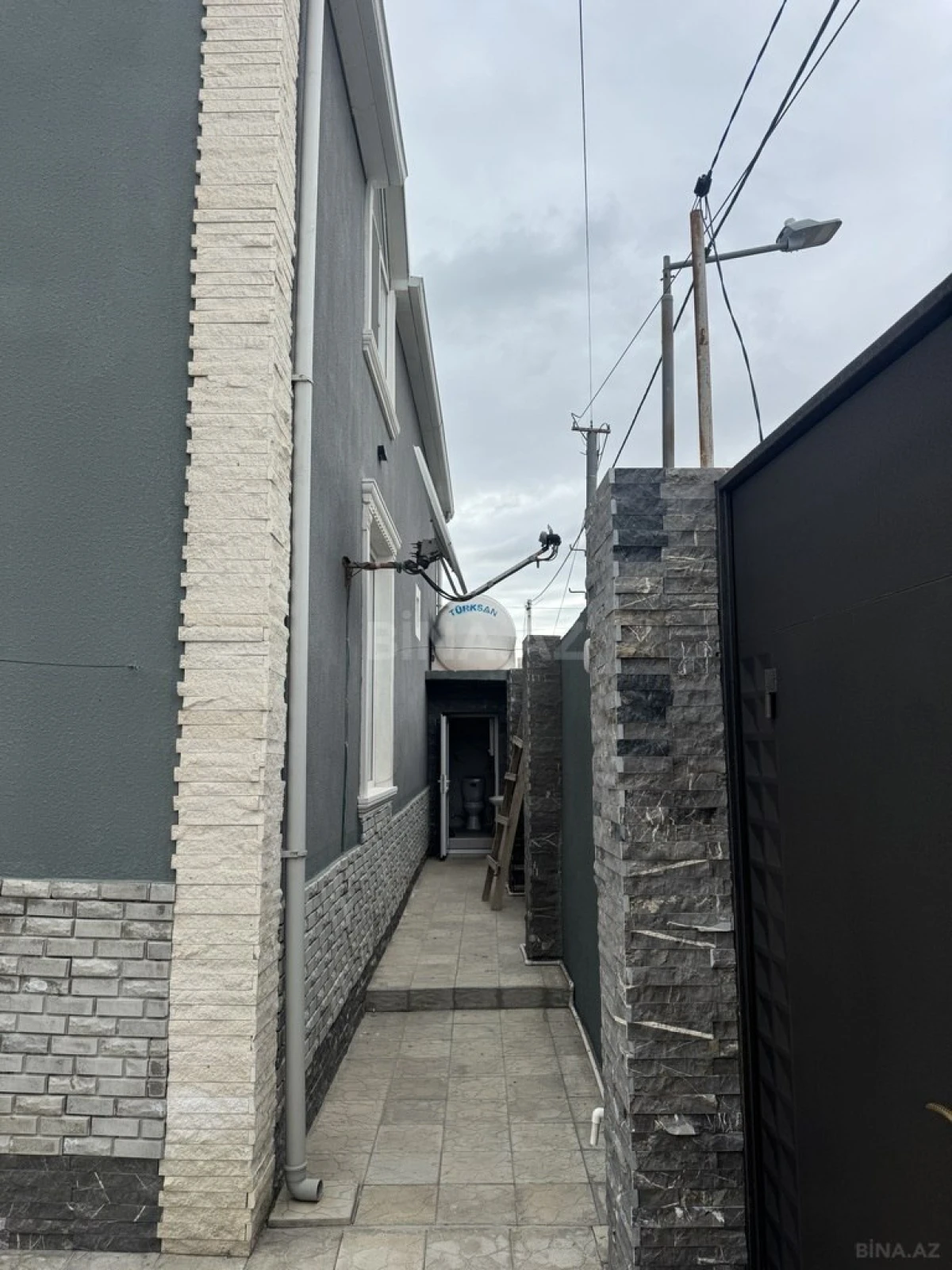 Satılır 6 otaqlı həyət evi 180 m²
