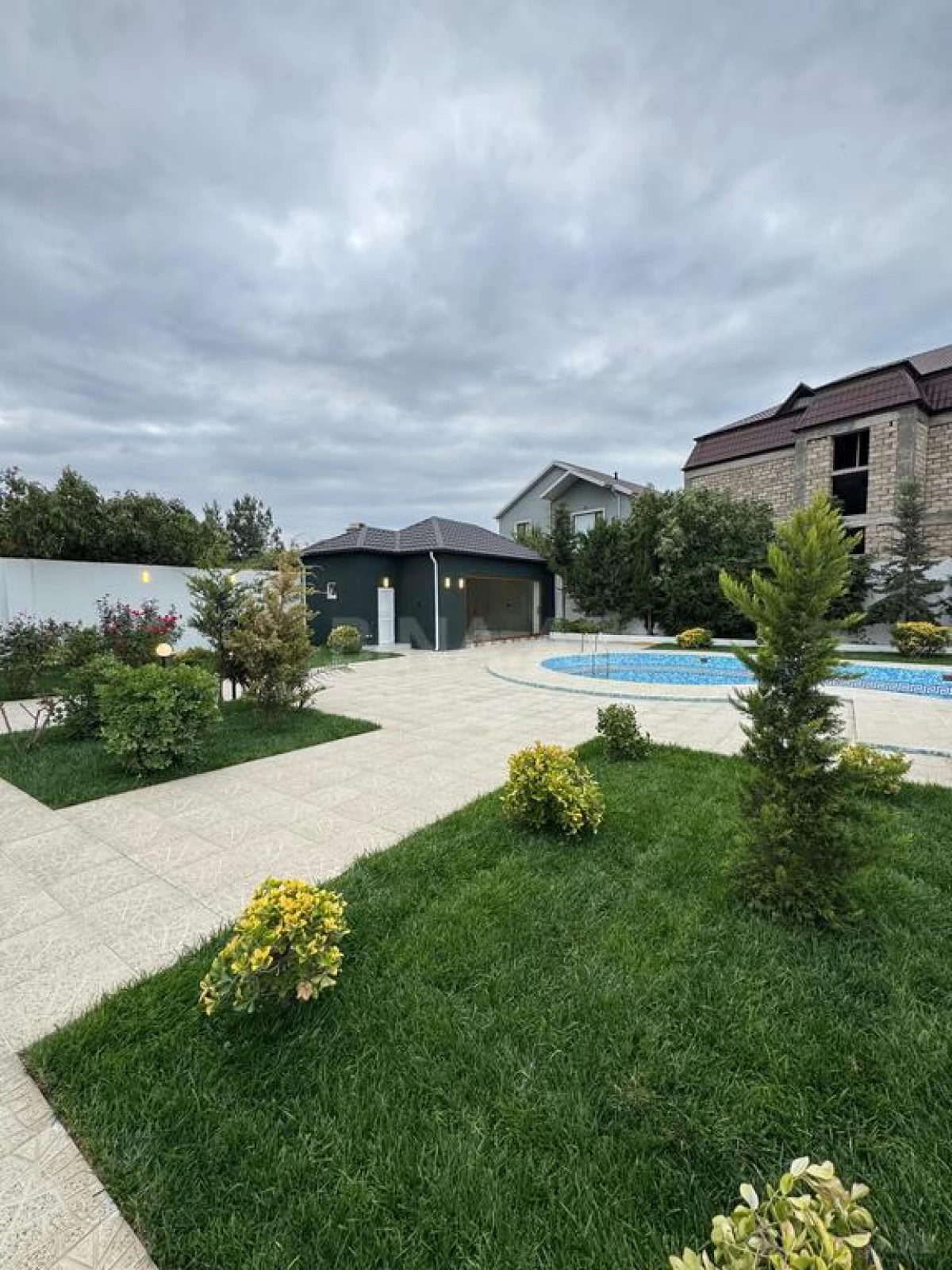 Satılır 6 otaqlı həyət evi 200 m²