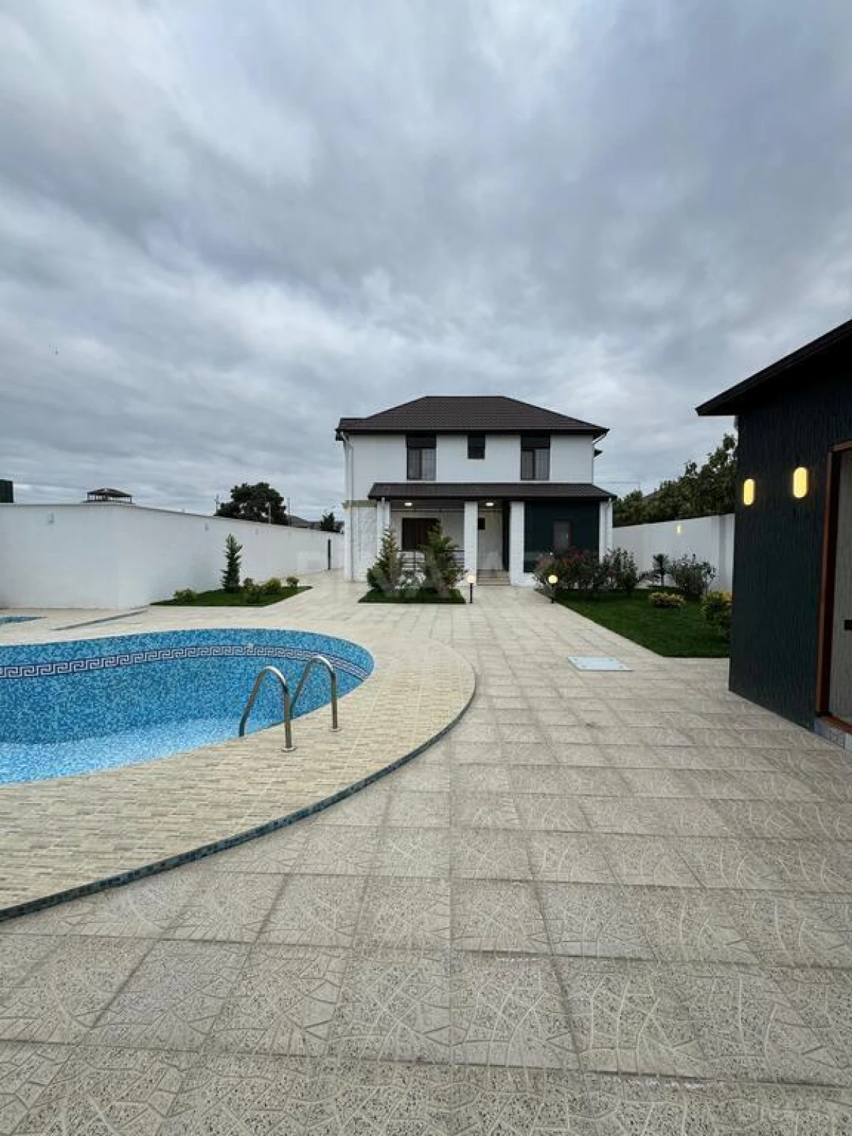 Satılır 6 otaqlı həyət evi 200 m²