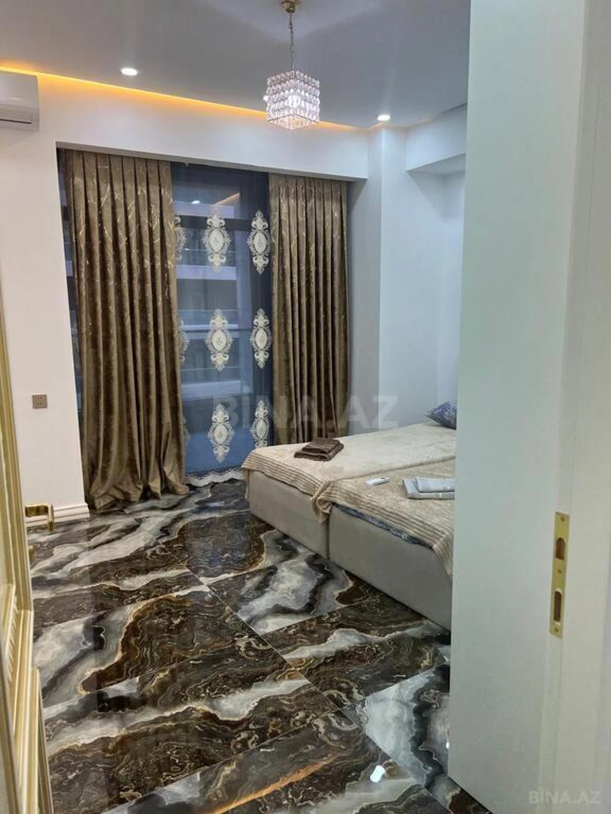 Kirayə verilir 4 otaqlı mənzil 180 m²