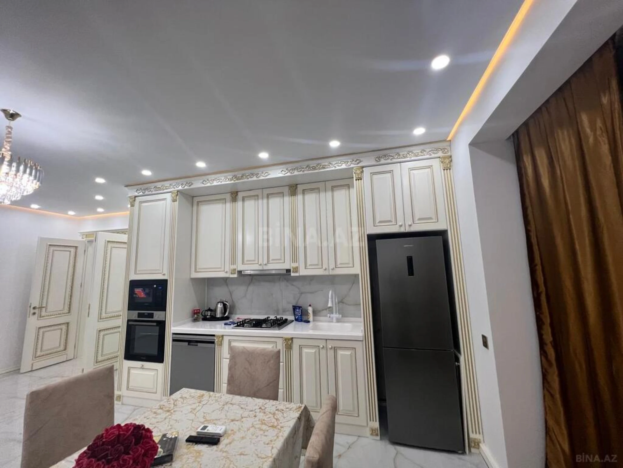 Kirayə verilir 4 otaqlı mənzil 180 m²