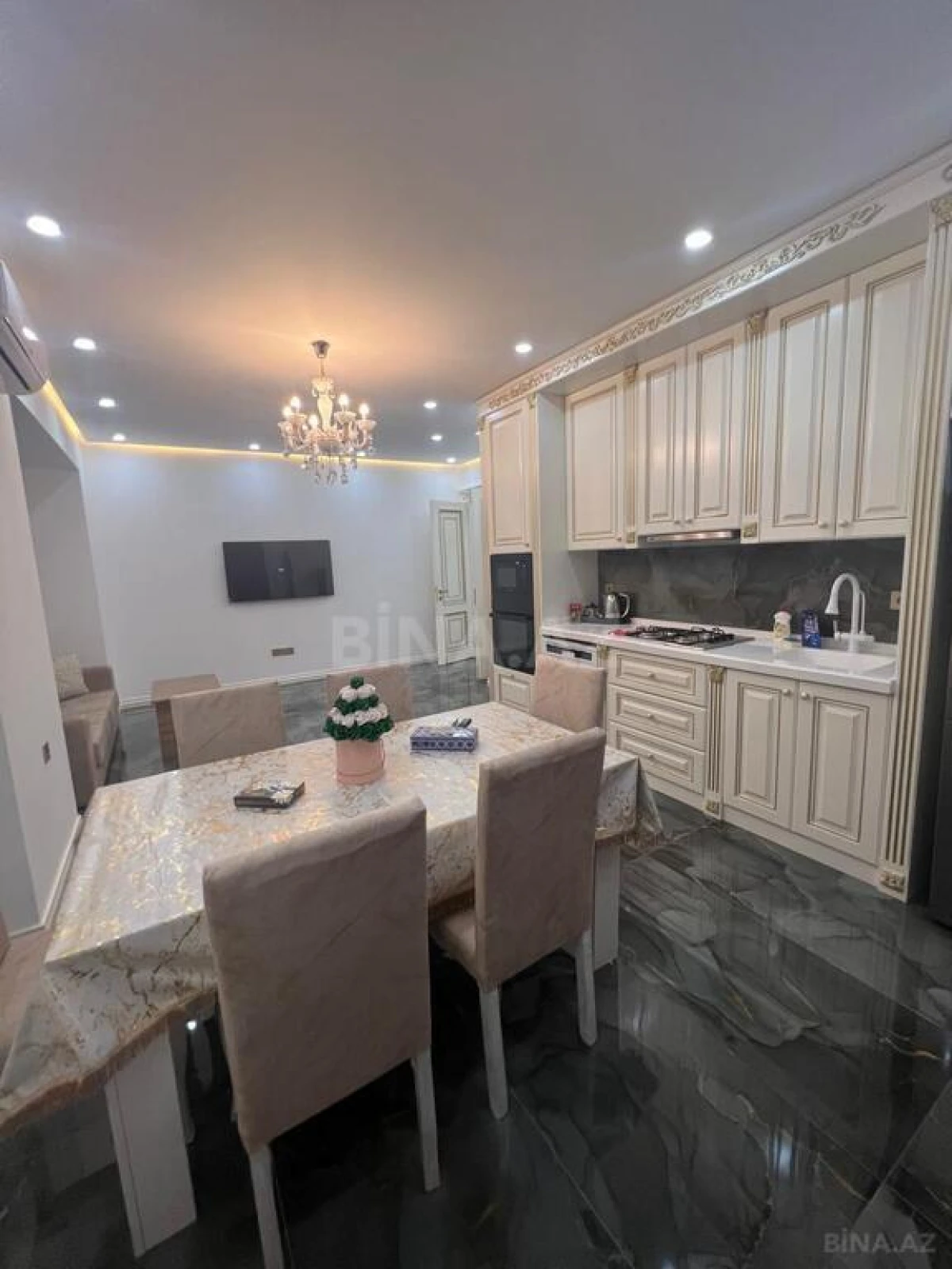 Kirayə verilir 5 otaqlı mənzil 220 m²