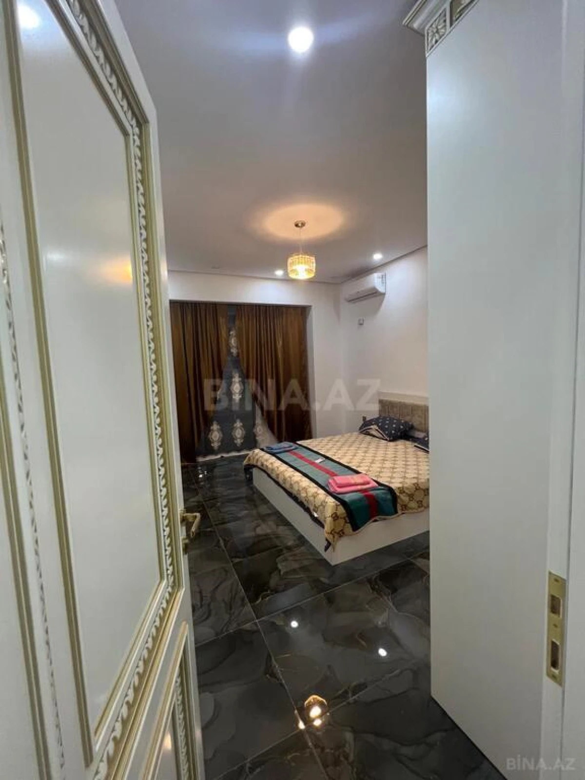 Kirayə verilir 5 otaqlı mənzil 220 m²