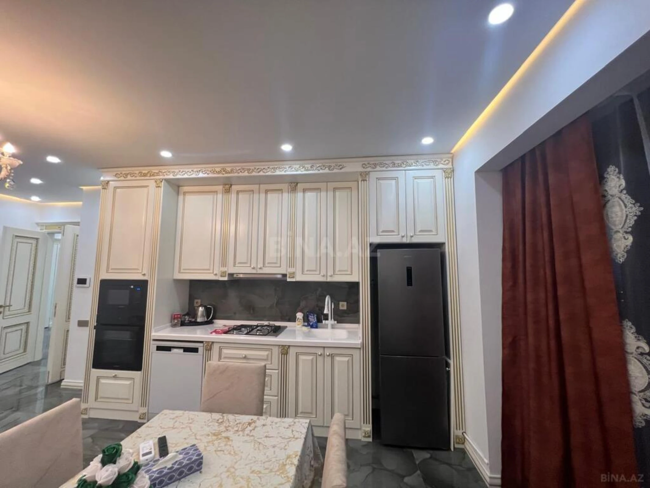 Kirayə verilir 5 otaqlı mənzil 220 m²