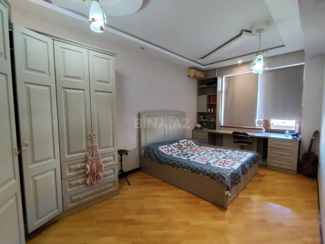 Satılır 5 otaqlı mənzil 200 m²