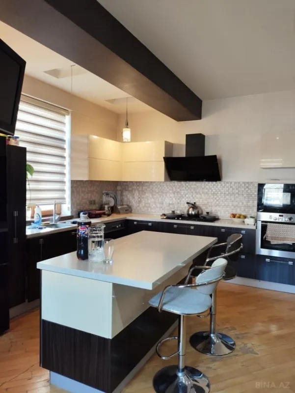 Satılır 5 otaqlı mənzil 200 m²