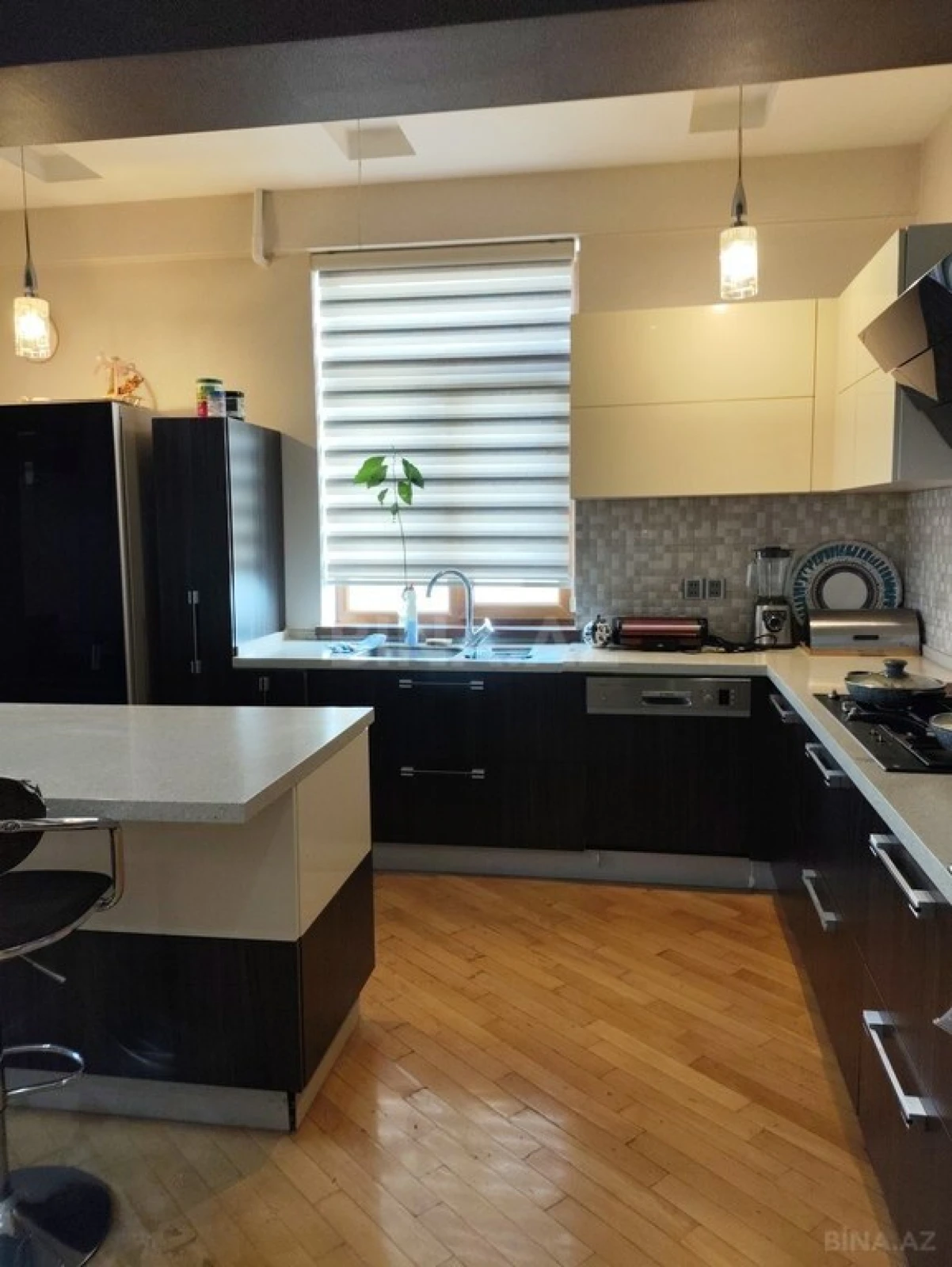 Satılır 5 otaqlı mənzil 200 m²