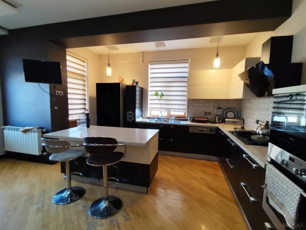 Satılır 5 otaqlı mənzil 200 m²