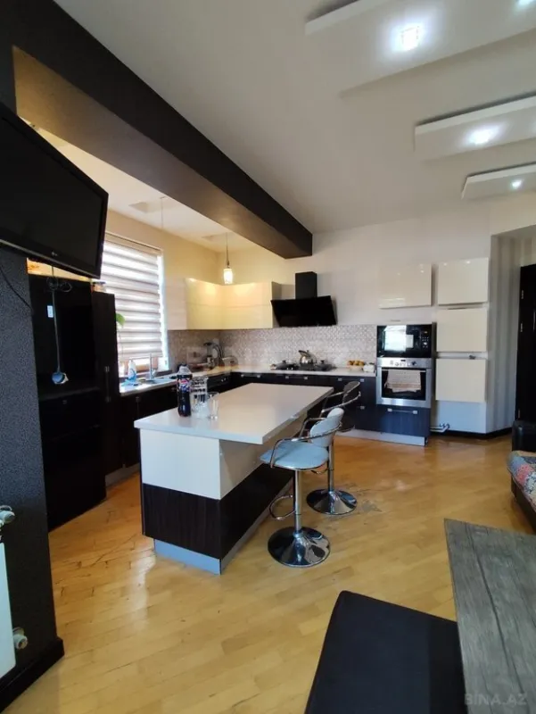 Satılır 5 otaqlı mənzil 200 m²