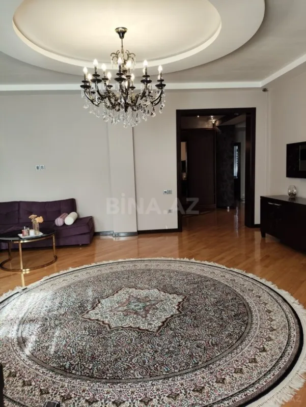 Satılır 5 otaqlı mənzil 200 m²