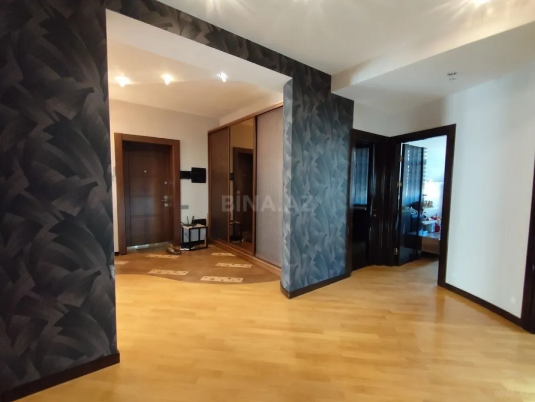 Satılır 5 otaqlı mənzil 200 m²
