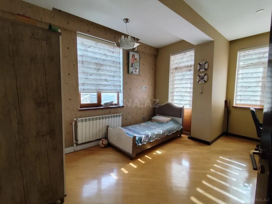 Satılır 5 otaqlı mənzil 200 m²