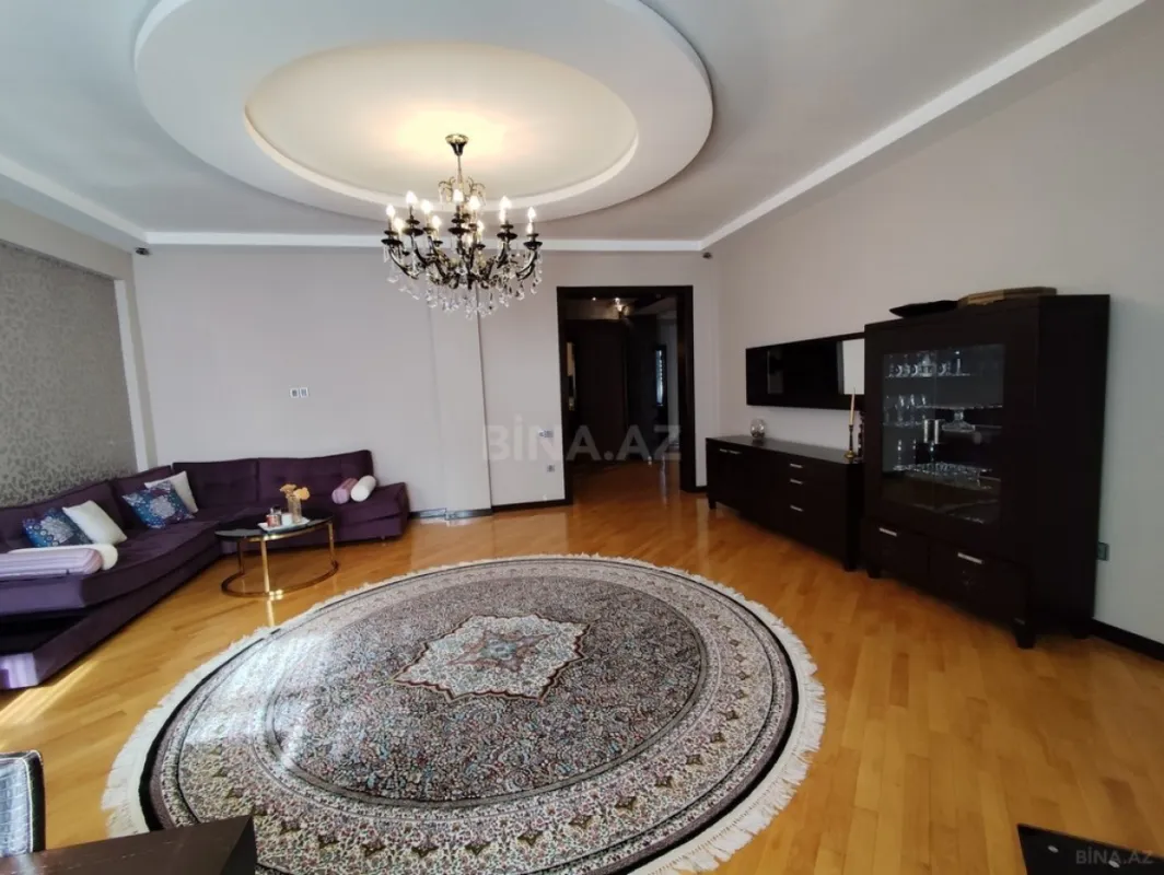 Satılır 5 otaqlı mənzil 200 m²