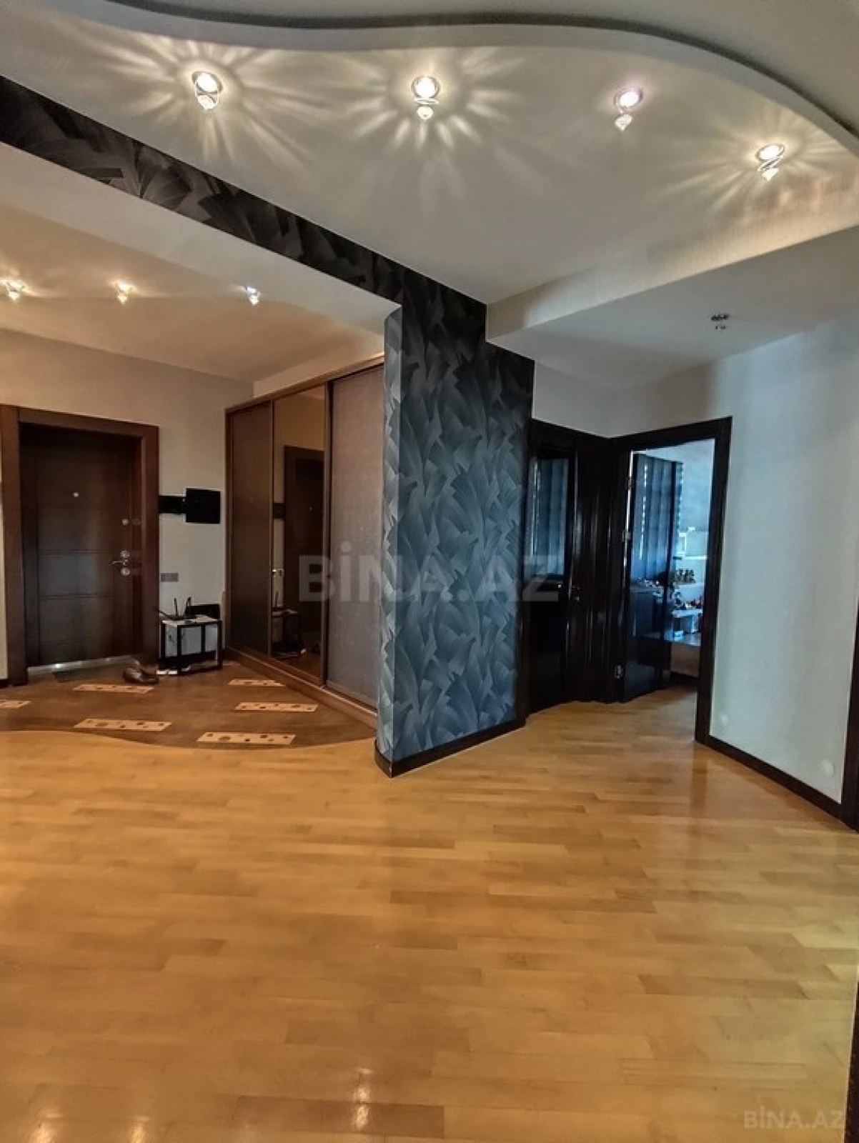 Satılır 5 otaqlı mənzil 200 m²