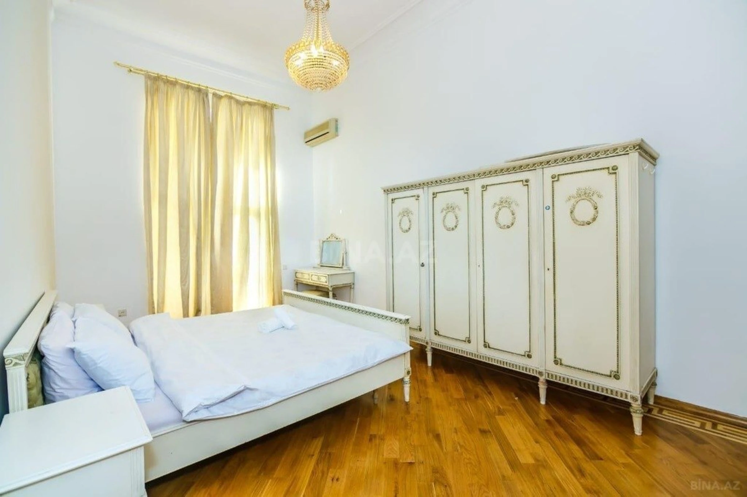Satılır 4 otaqlı mənzil 130 m²