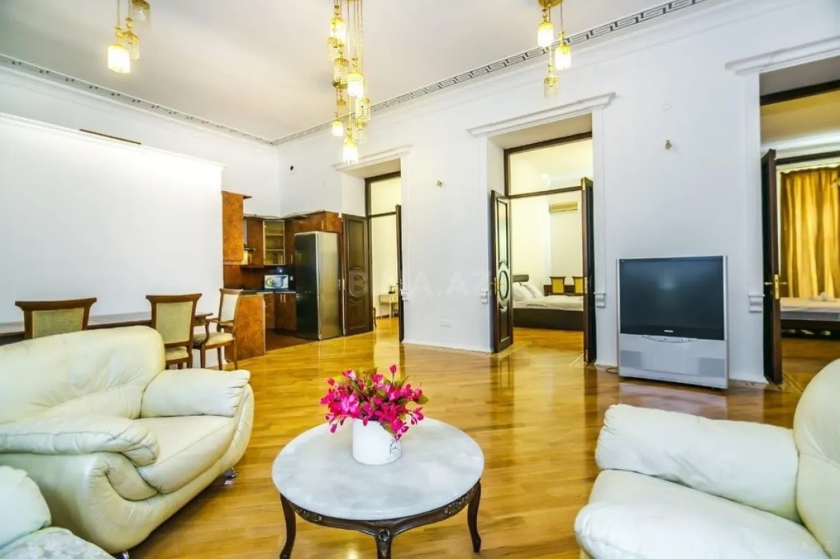 Satılır 4 otaqlı mənzil 130 m²