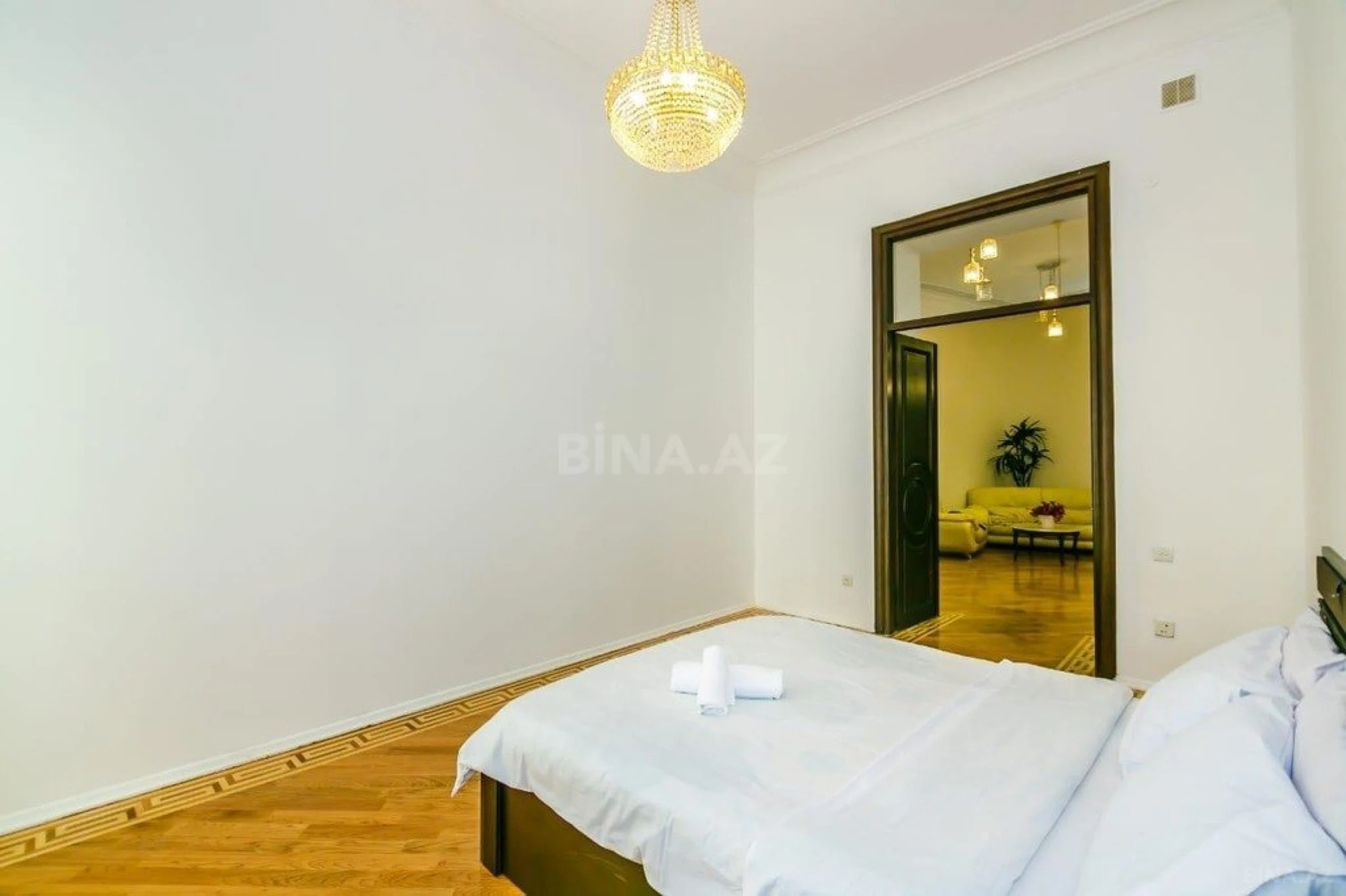 Satılır 4 otaqlı mənzil 130 m²