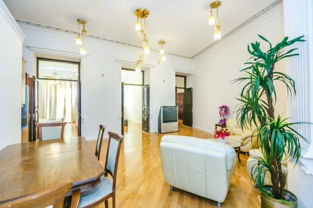 Satılır 4 otaqlı mənzil 130 m²