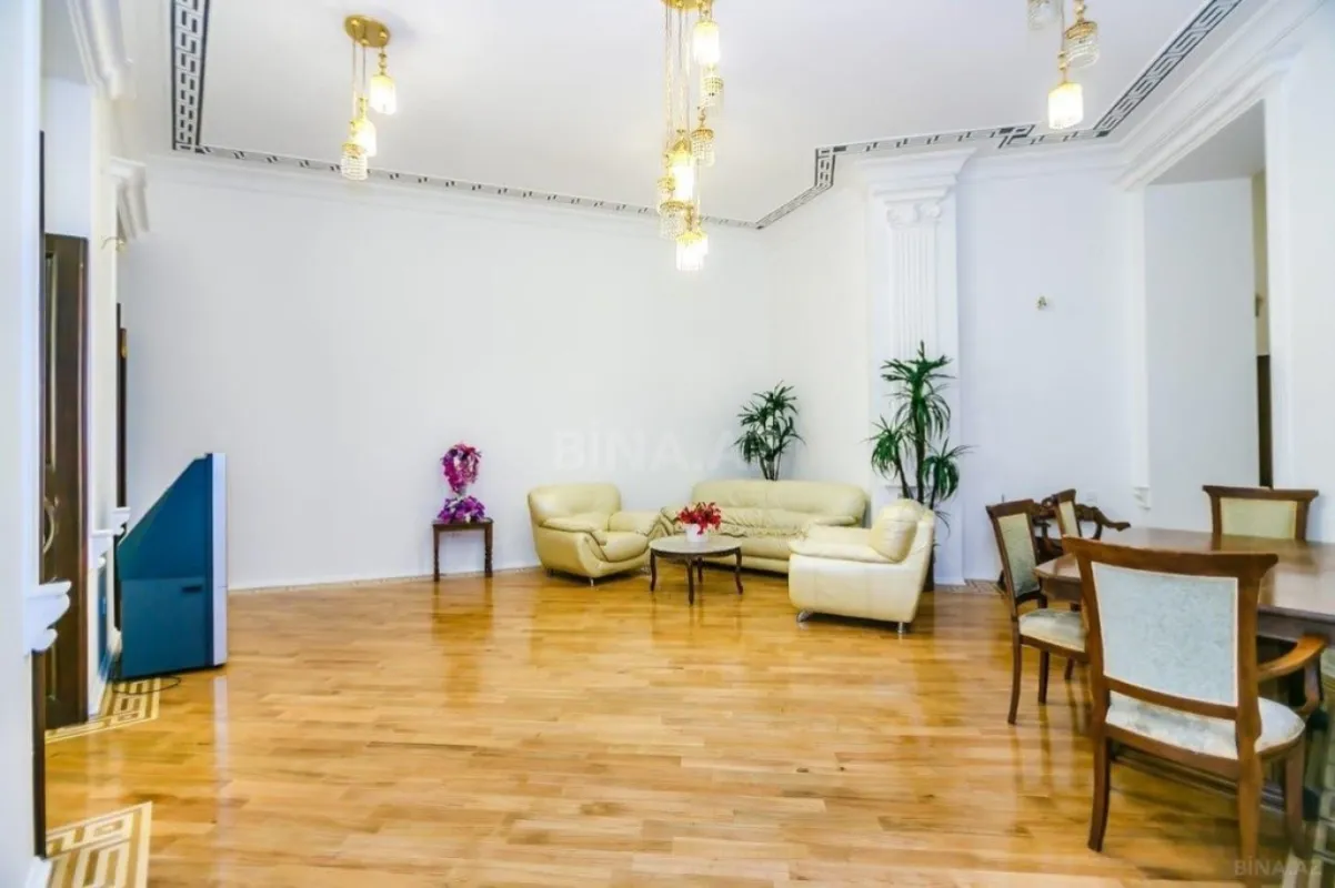 Satılır 4 otaqlı mənzil 130 m²