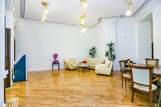 Satılır 4 otaqlı mənzil 130 m²