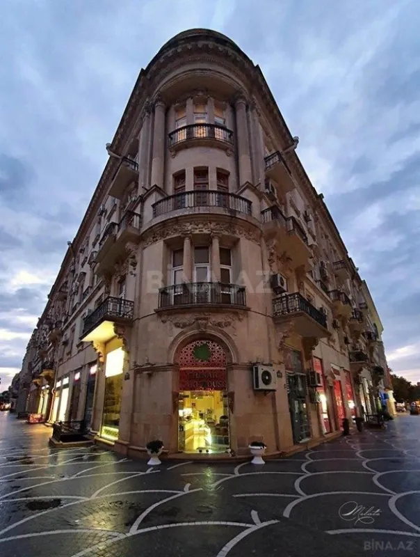 Satılır 4 otaqlı mənzil 130 m²