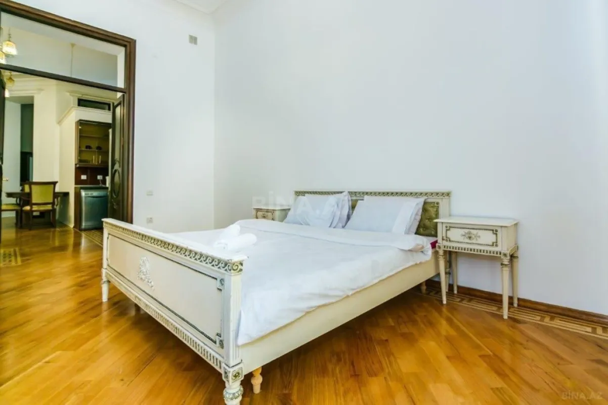 Satılır 4 otaqlı mənzil 130 m²