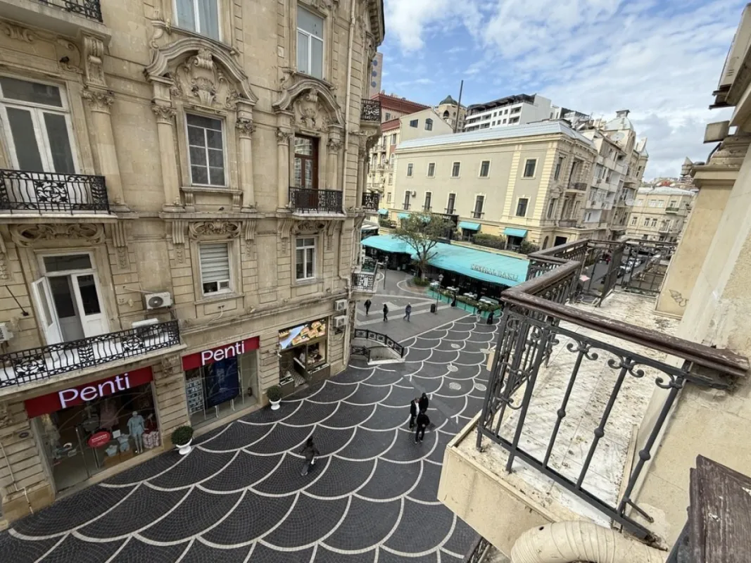 Satılır 4 otaqlı mənzil 130 m²