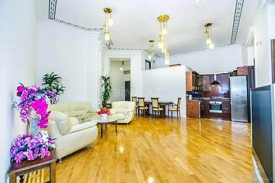 Satılır 4 otaqlı mənzil 130 m²