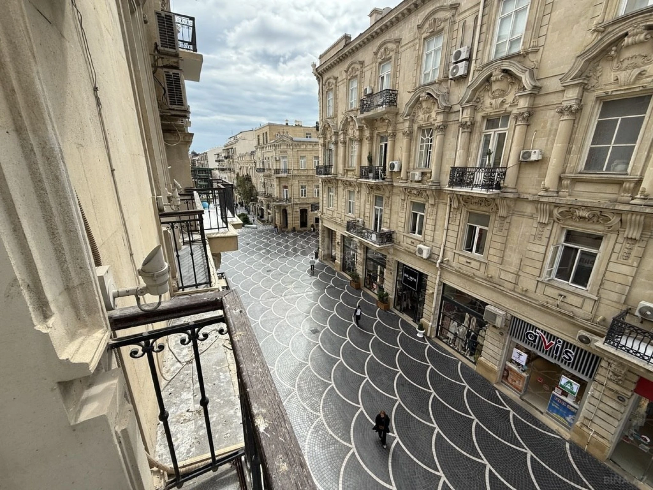 Satılır 4 otaqlı mənzil 130 m²