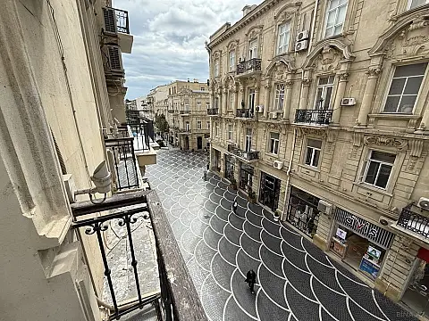 Satılır 4 otaqlı mənzil 130 m²