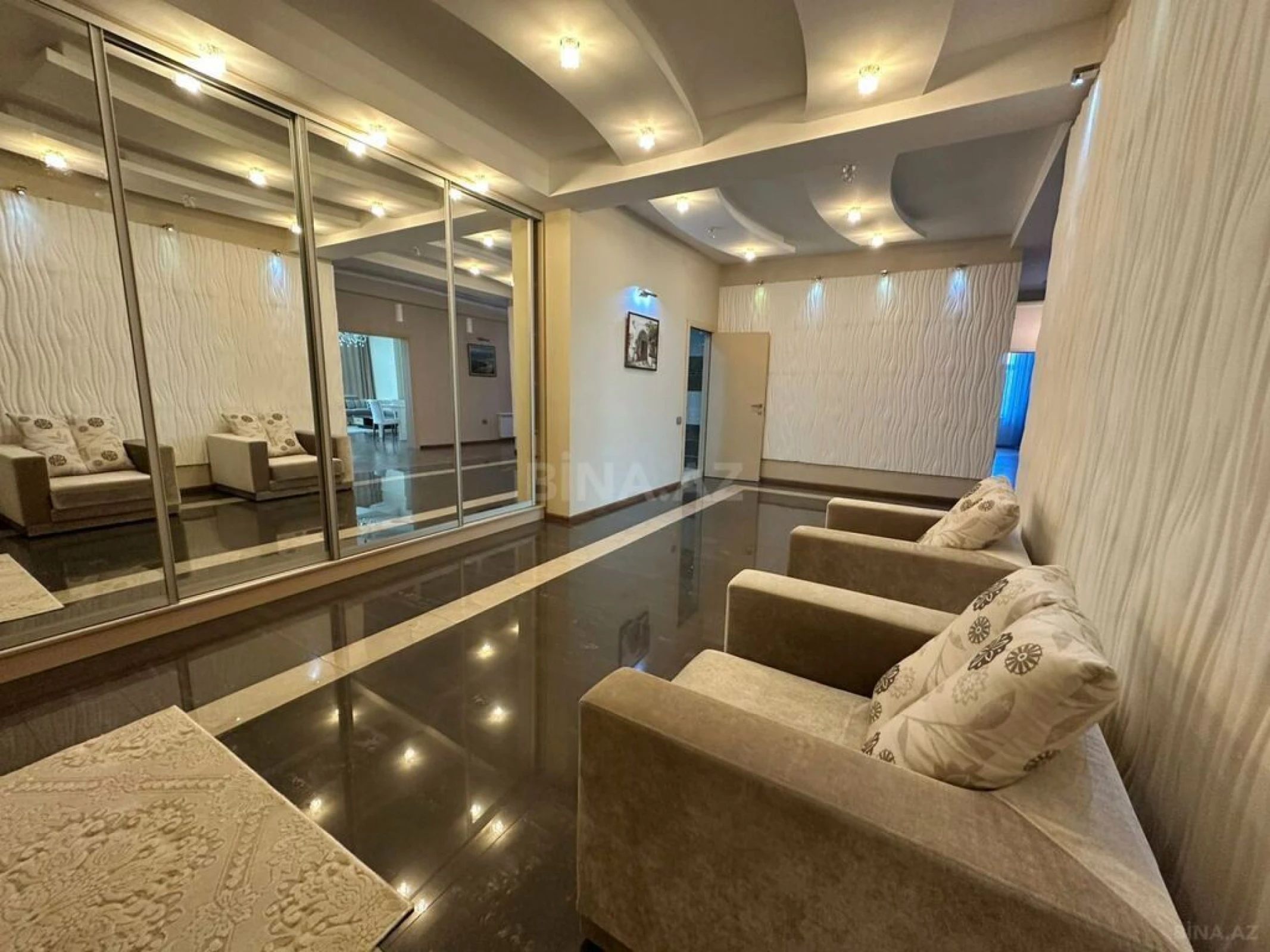 Kirayə verilir 4 otaqlı mənzil 220 m²
