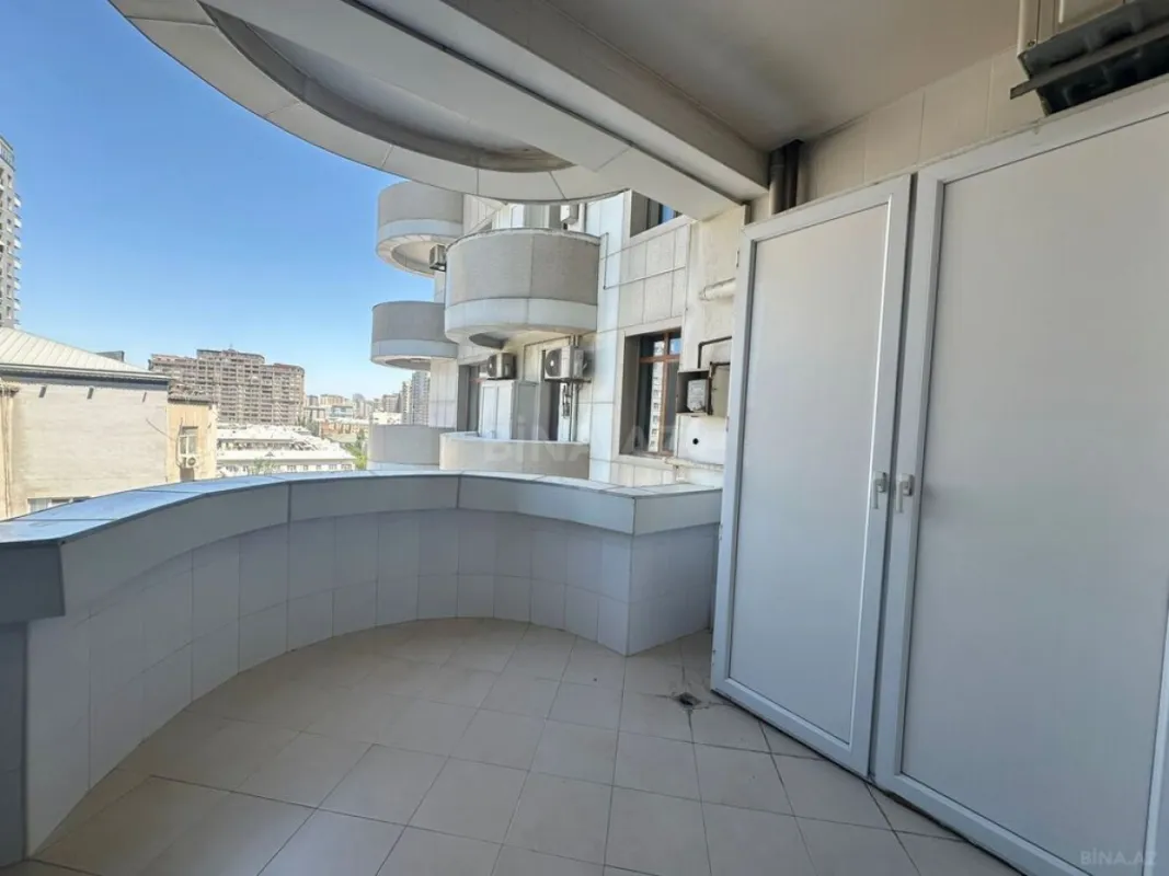 Kirayə verilir 4 otaqlı mənzil 220 m²