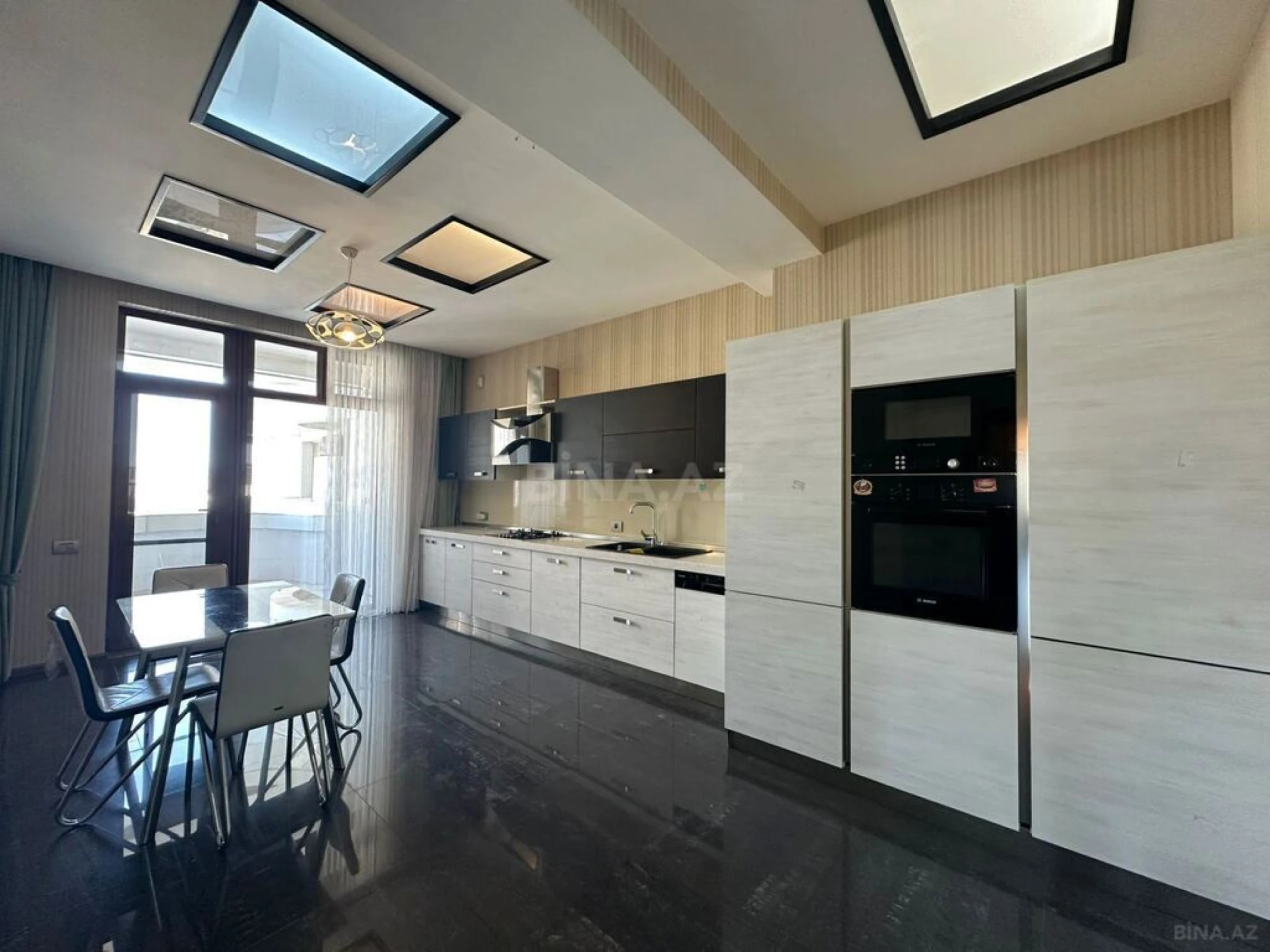 Kirayə verilir 4 otaqlı mənzil 220 m²