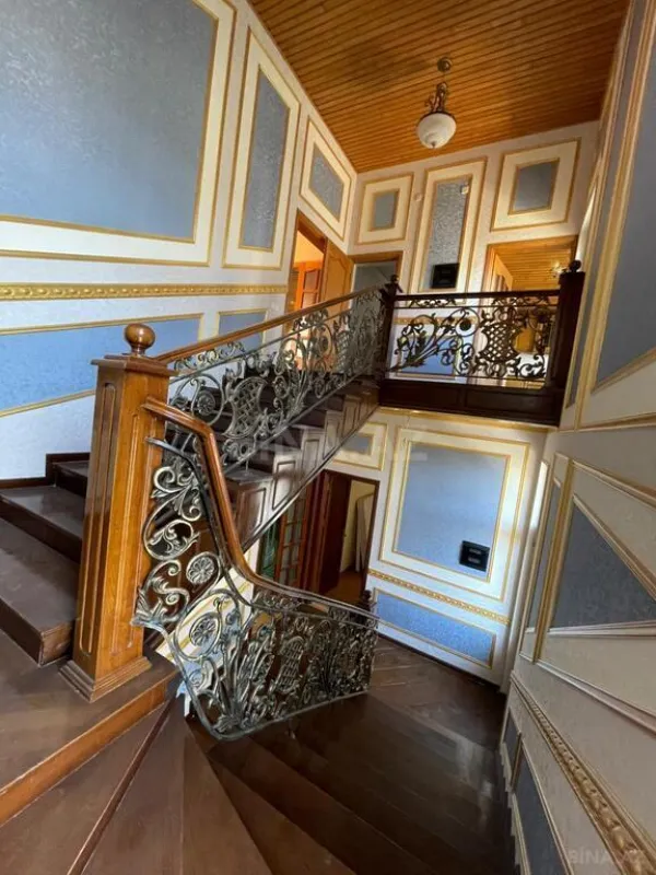 Satılır 10 otaqlı həyət evi 470 m²