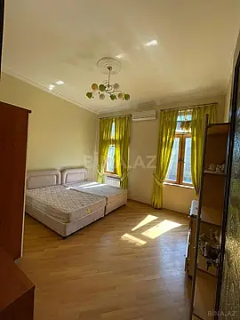 Satılır 10 otaqlı həyət evi 470 m²
