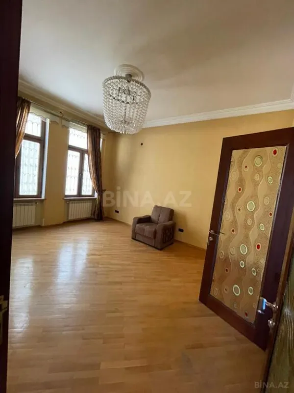 Satılır 10 otaqlı həyət evi 470 m²