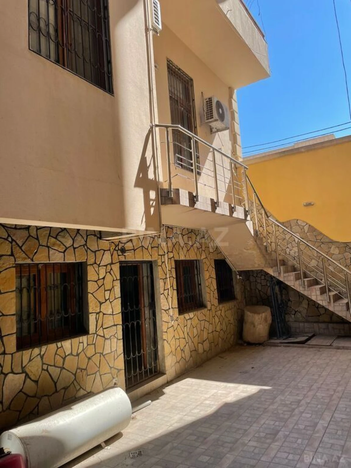 Satılır 10 otaqlı həyət evi 470 m²