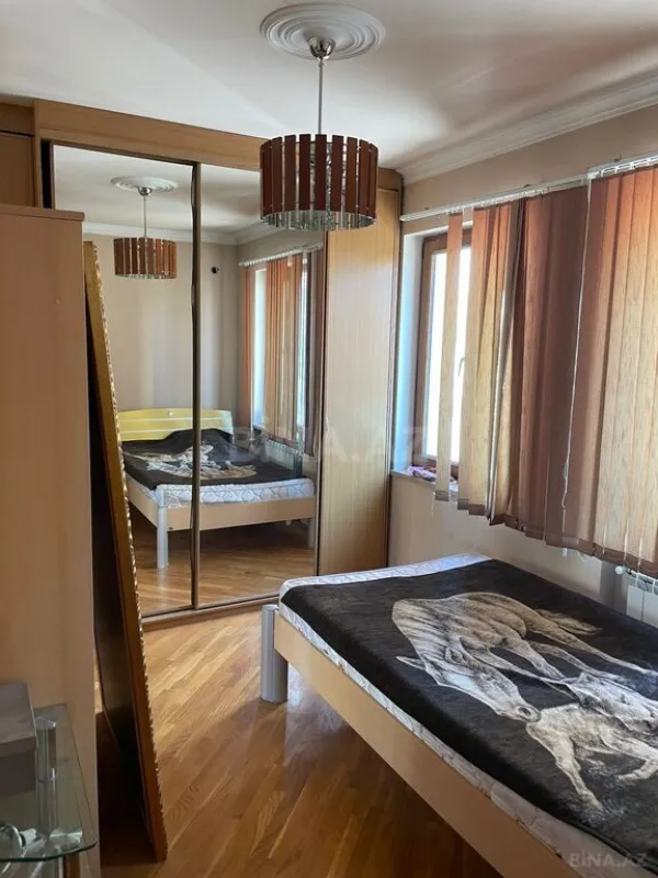 Satılır 10 otaqlı həyət evi 470 m²