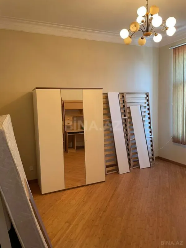 Satılır 10 otaqlı həyət evi 470 m²