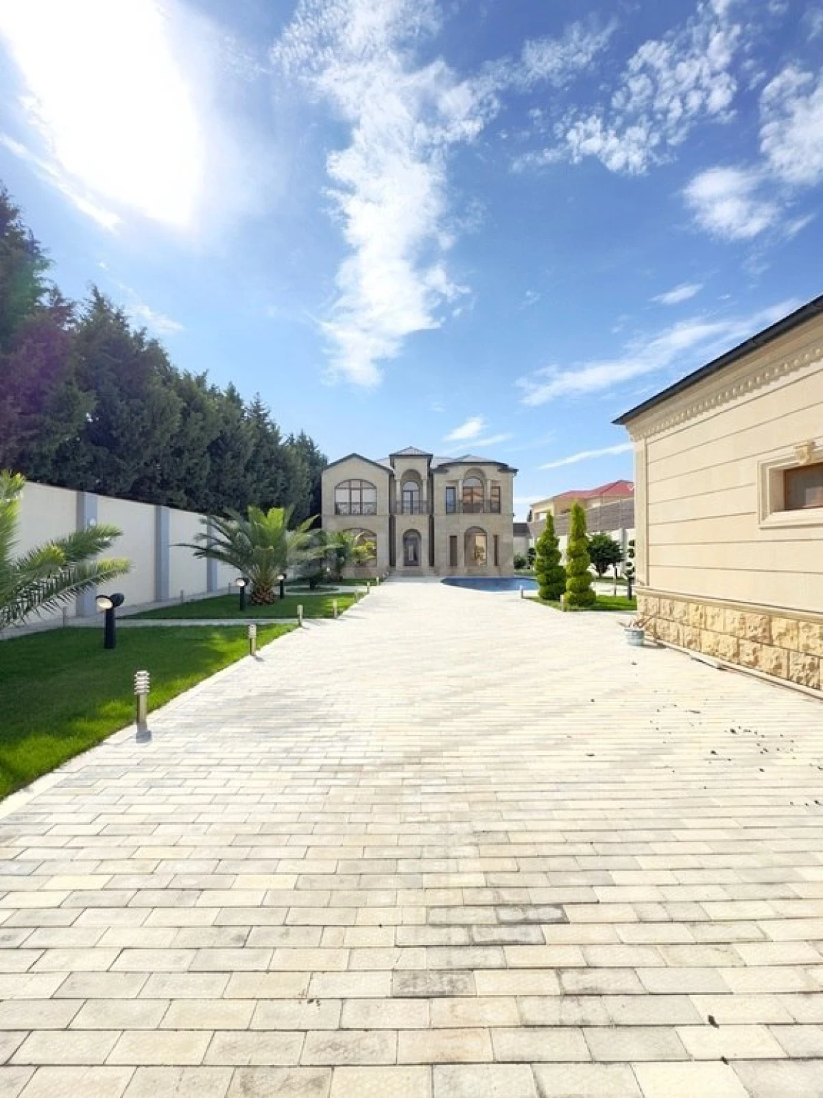 Satılır 6 otaqlı həyət evi 350 m²