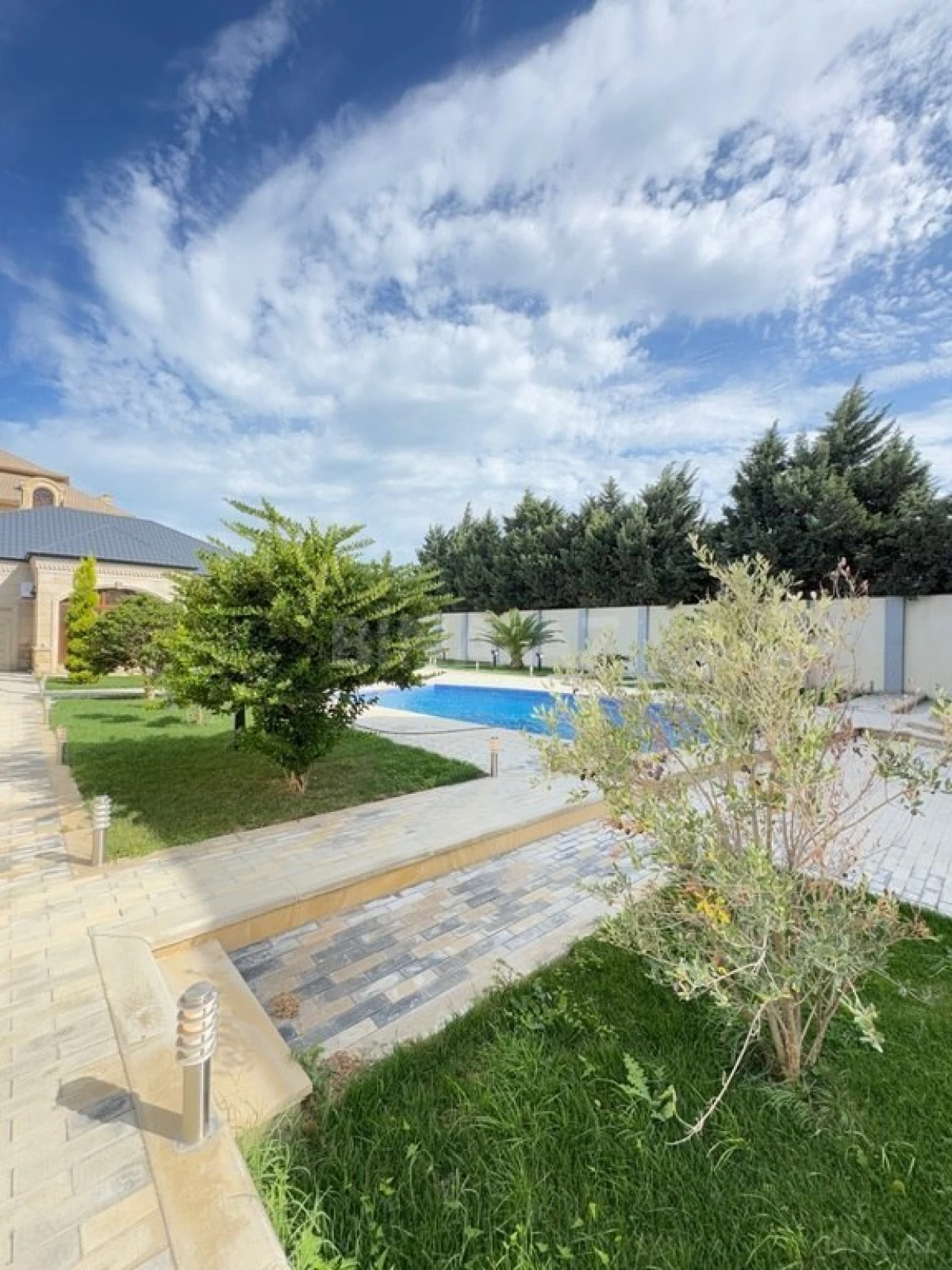 Satılır 6 otaqlı həyət evi 350 m²