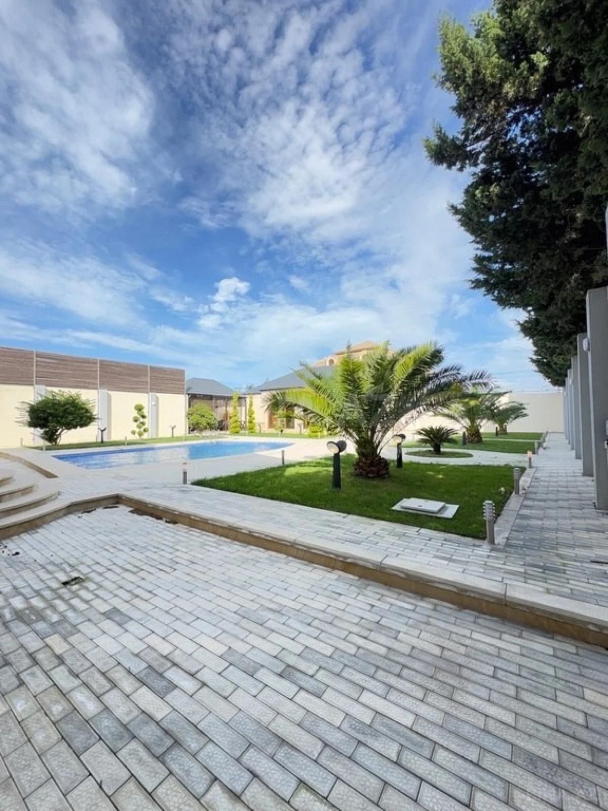 Satılır 6 otaqlı həyət evi 350 m²