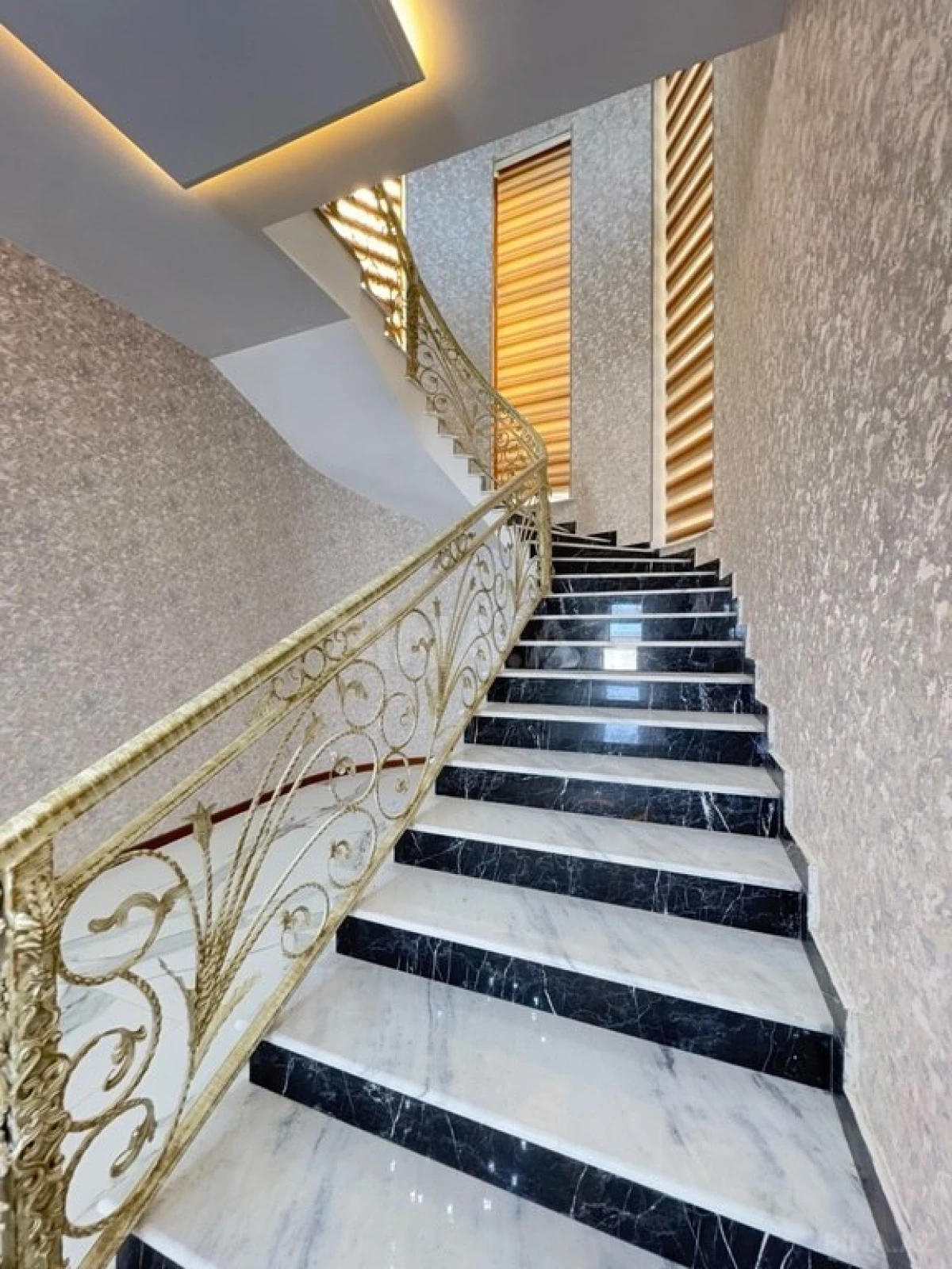 Satılır 6 otaqlı həyət evi 350 m²