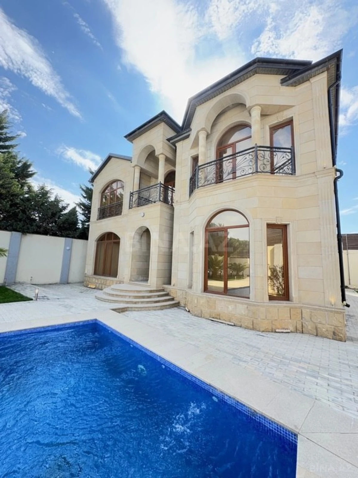 Satılır 6 otaqlı həyət evi 350 m²