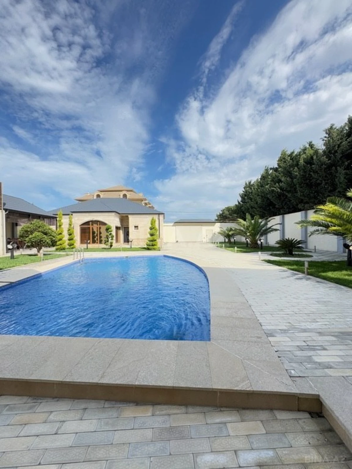 Satılır 6 otaqlı həyət evi 350 m²