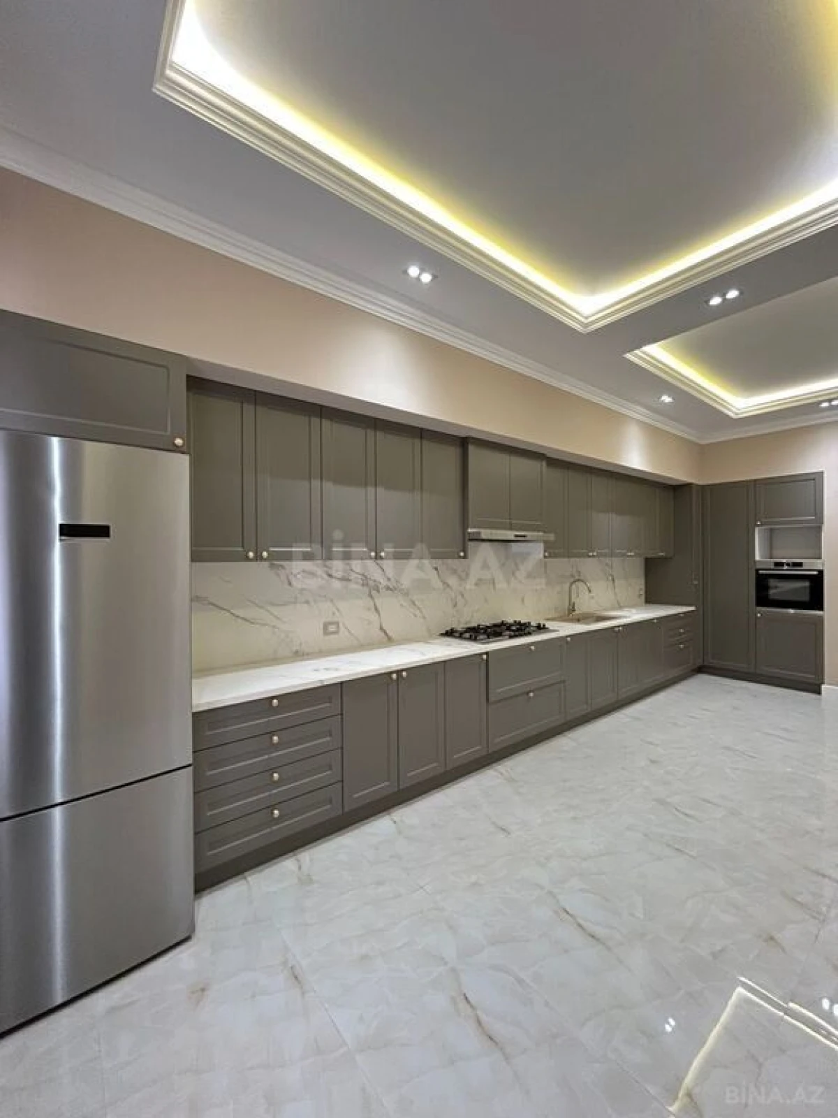 Satılır 4 otaqlı mənzil 235 m²