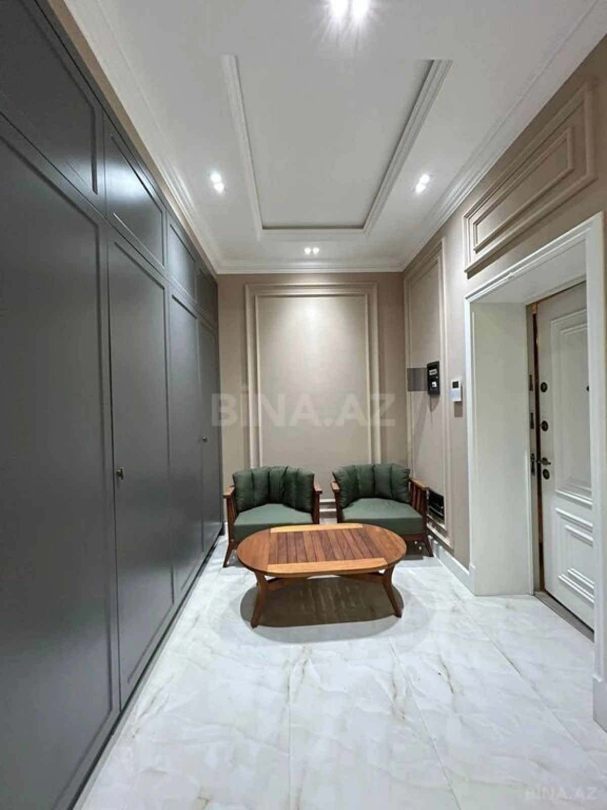 Satılır 4 otaqlı mənzil 235 m²