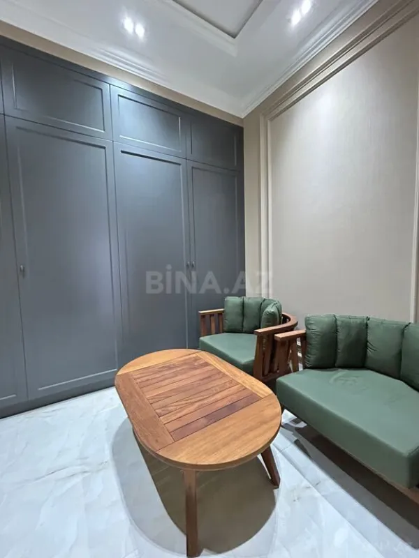 Satılır 4 otaqlı mənzil 235 m²