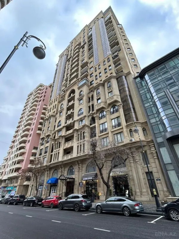 Satılır 4 otaqlı mənzil 235 m²